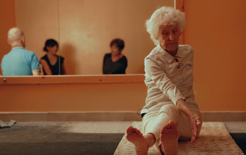 yoga femme 100 ans